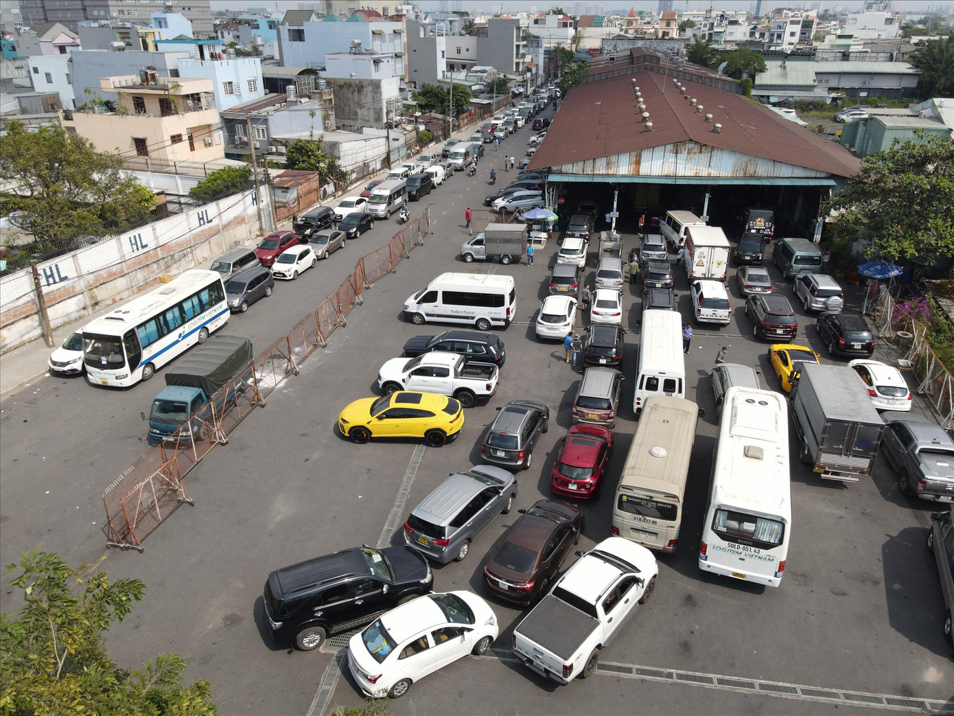 Dòng xe xếp hàng dài ở Trung tâm Đăng kiểm 50-03S (TPHCM). Ảnh: Hữu Huy Dòng xe xếp hàng dài ở Trung tâm Đăng kiểm 50-03S (TPHCM). Ảnh: Hữu Huy