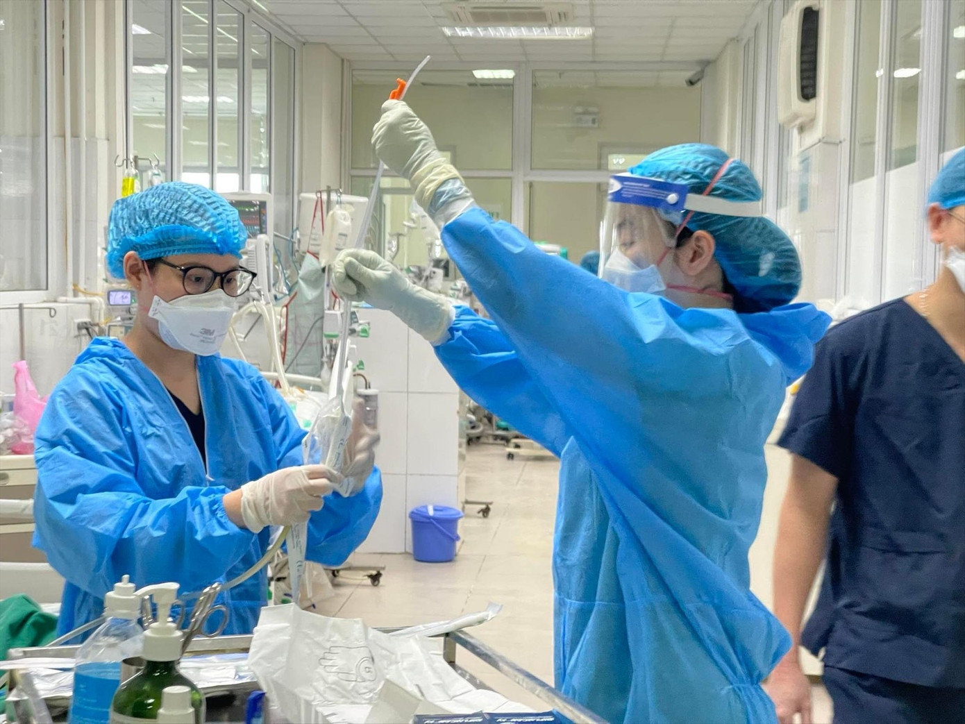 Nhân viên y tế Bệnh viện Bệnh Nhiệt đới Trung ương chuẩn bị thuốc cho ca COVID-19 nặng. Ảnh: Thái Hà