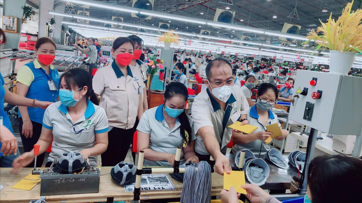 Công nhân tại khu vực kinh tế trọng điểm phía Nam bắt tay vào hoạt động sản xuất ngay sau Tết Âm lịch. Ảnh: Mạnh Thắng