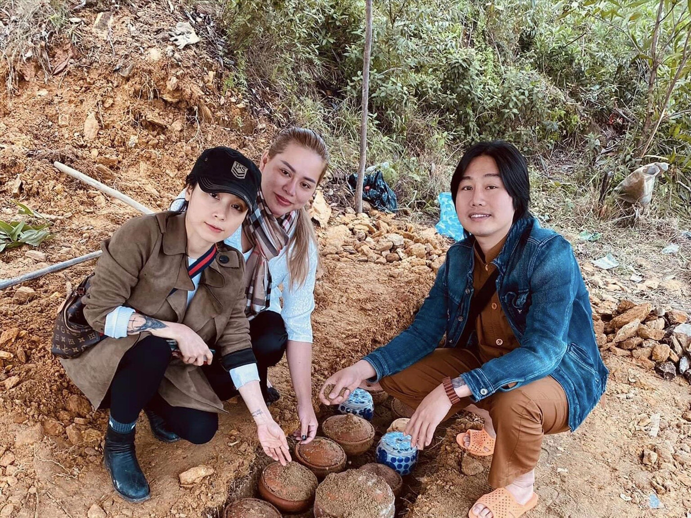 Anh Thịnh (bìa phải) và các thành viên trong nhóm Ba mẹ thai nhi Đà Nẵng. Ảnh: NVCC