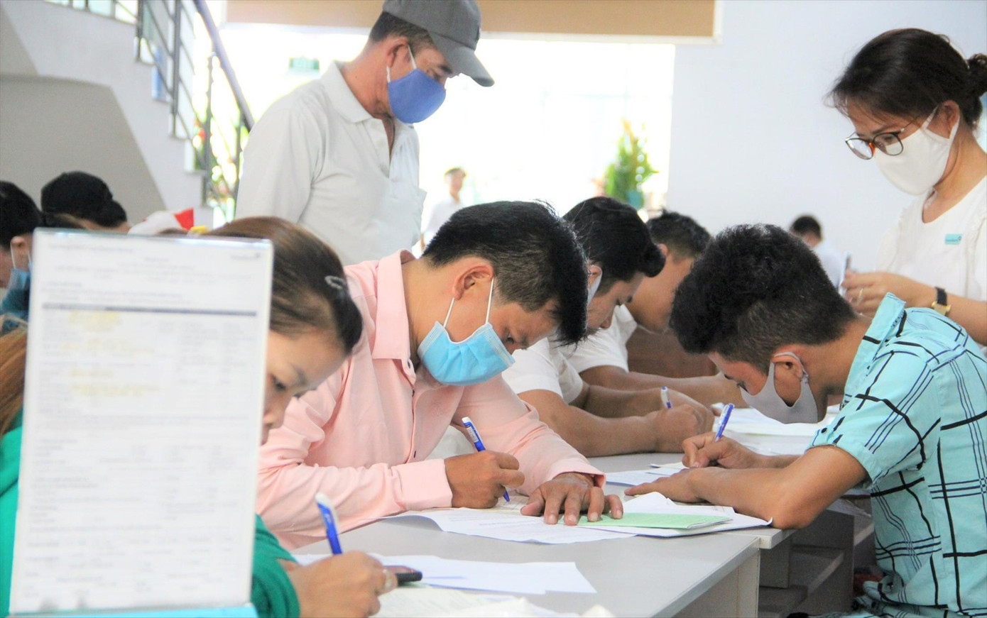 Người lao động làm thủ tục nhận BHXH ở Bình Dương. Ảnh: H.C