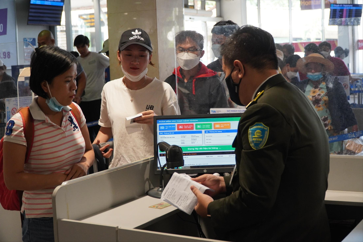 Hành khách kiểm tra an ninh tại sân bay Tân Sơn Nhất. Ảnh: Hữu Huy Hành khách kiểm tra an ninh tại sân bay Tân Sơn Nhất. Ảnh: Hữu Huy
