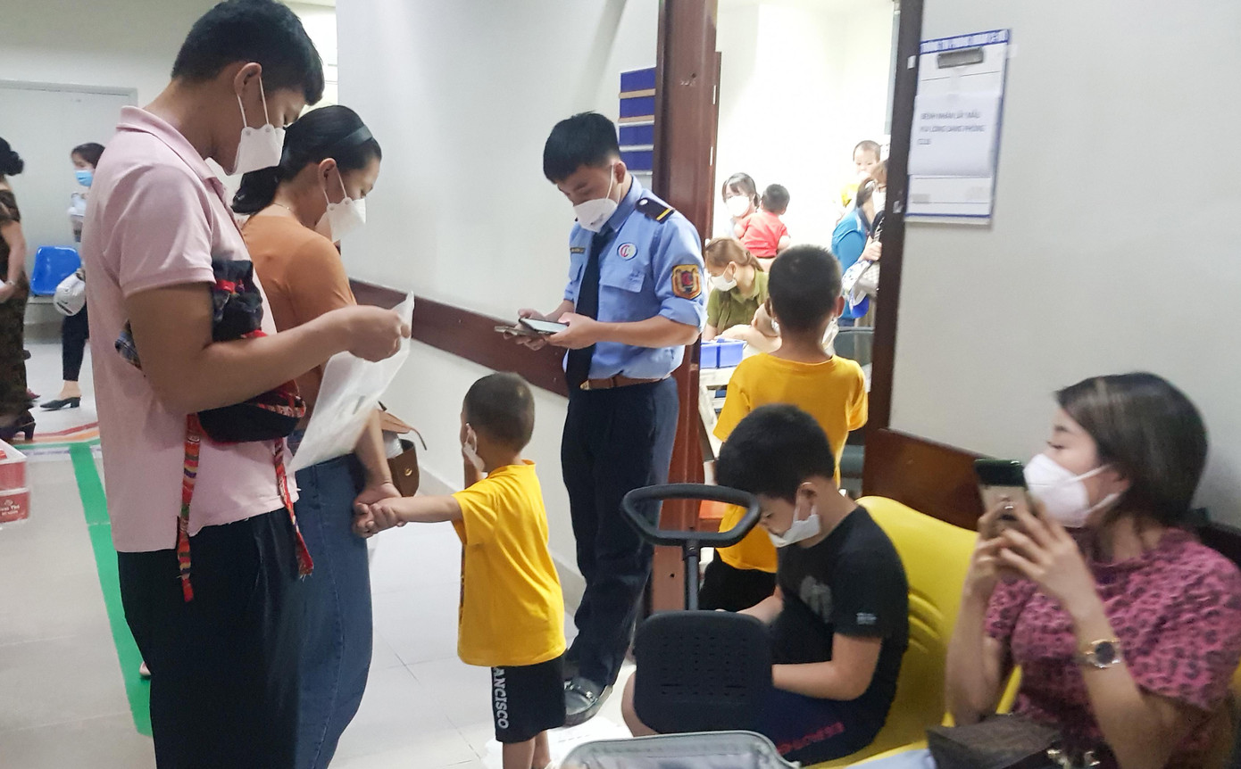 Trẻ em đi khám tại BV Nhi T.Ư