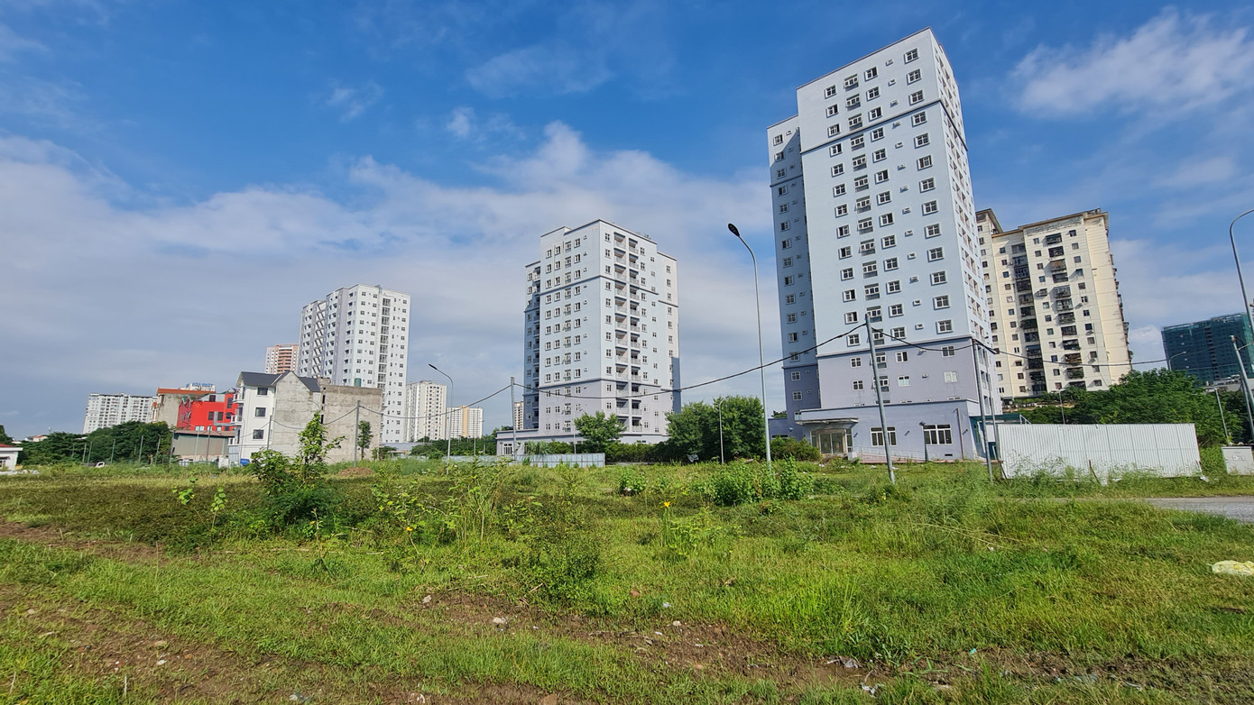 Trong năm 2023, Sở TN&amp;MT Hà Nội sẽ phối hợp với các sở, ngành, quận, huyện rà soát tháo gỡ khó khăn cho doanh nghiệp và kiến nghị xử lý các dự án chậm triển khai theo quy định. Ảnh: Phan Thiên