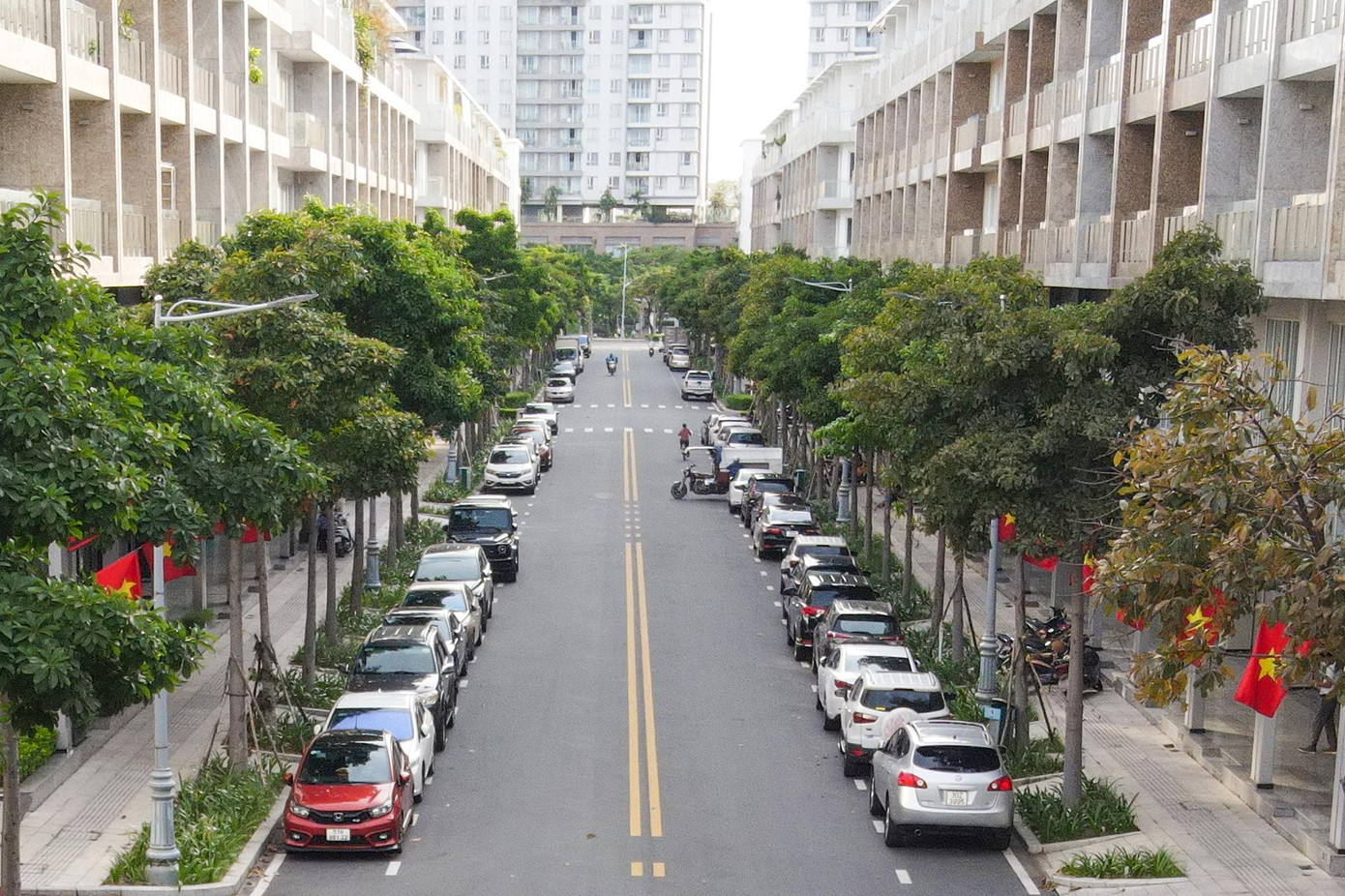 Đỗ ô tô dưới lòng đường trong khu đô thị quận 2, TPHCM. Ảnh: Phạm Nguyễn Đỗ ô tô dưới lòng đường trong khu đô thị quận 2, TPHCM. Ảnh: Phạm Nguyễn