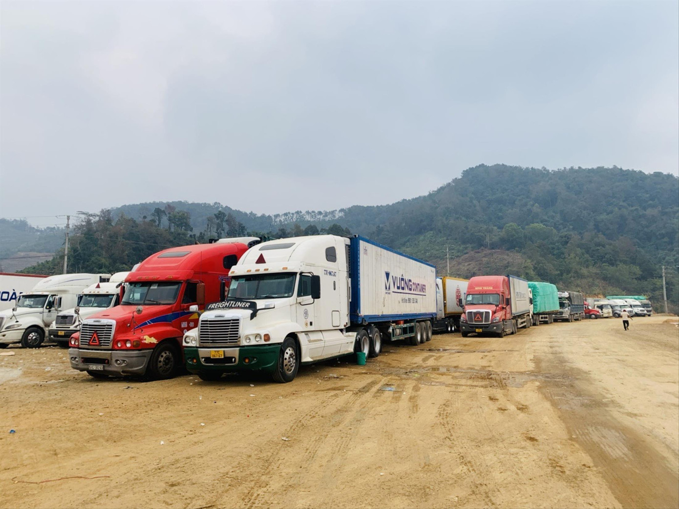 Tại biên giới Lạng Sơn hiện còn tồn trên 2.000 xe chở hàng chờ xuất khẩu. Ảnh: Duy Chiến Tại biên giới Lạng Sơn hiện còn tồn trên 2.000 xe chở hàng chờ xuất khẩu. Ảnh: Duy Chiến