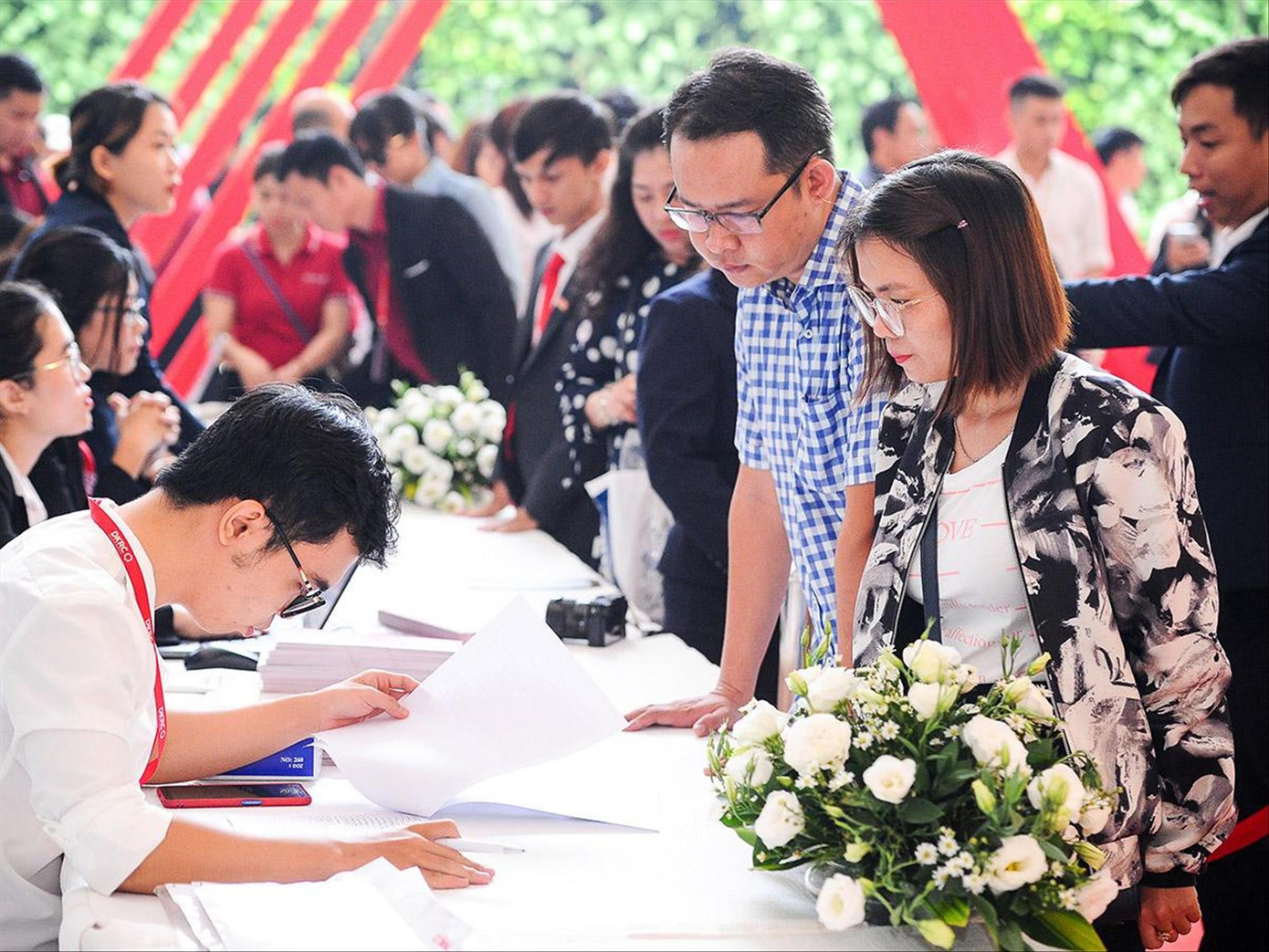 Một số ngân hàng ở TPHCM chỉ cho người có nhu cầu thực về nhà ở vay vốn (người dân giao dịch BĐS). Ảnh: Quế Sơn