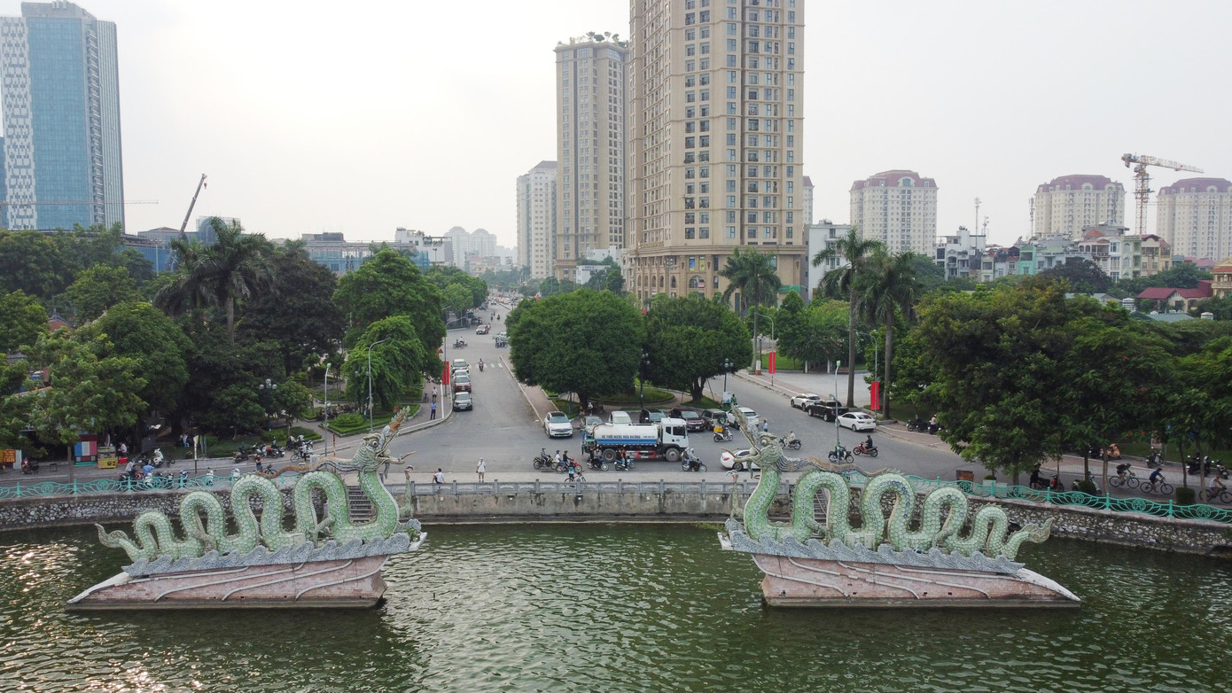 Cùng với nhiều danh lam thắng cảnh, Tây Hồ còn có mặt nước Hồ Tây có tiềm năng phát triển du lịch Cùng với nhiều danh lam thắng cảnh, Tây Hồ còn có mặt nước Hồ Tây có tiềm năng phát triển du lịch