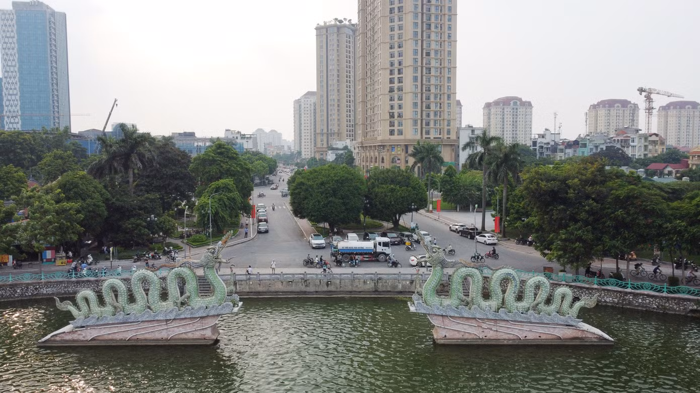 Cùng với nhiều danh lam thắng cảnh, Tây Hồ còn có mặt nước Hồ Tây có tiềm năng phát triển du lịch