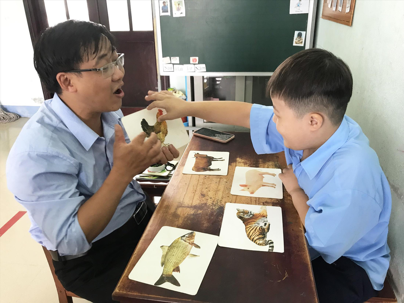 Những lớp học 1 - 1 của thầy Việt giúp nhiều học trò tự kỉ hòa nhập, học tập ở những ngôi trường bình thường Những lớp học 1 - 1 của thầy Việt giúp nhiều học trò tự kỉ hòa nhập, học tập ở những ngôi trường bình thường