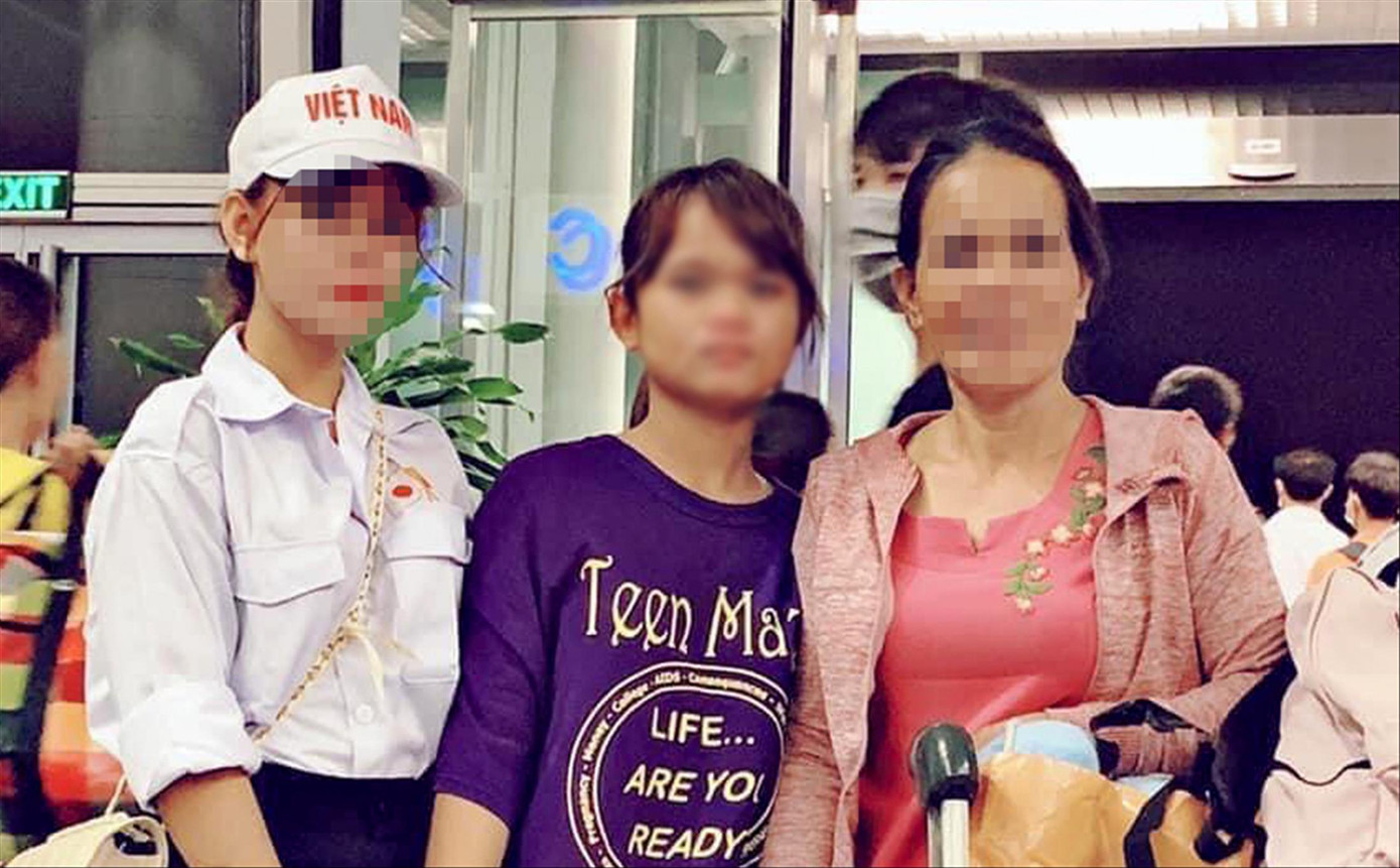 Chị Hoàng Thị Tr. (giữa) trú tại xã Bình Minh, Thăng Bình (Quảng Nam) mất liên lạc với gia đình từ khi được đưa qua Campuchia Chị Hoàng Thị Tr. (giữa) trú tại xã Bình Minh, Thăng Bình (Quảng Nam) mất liên lạc với gia đình từ khi được đưa qua Campuchia