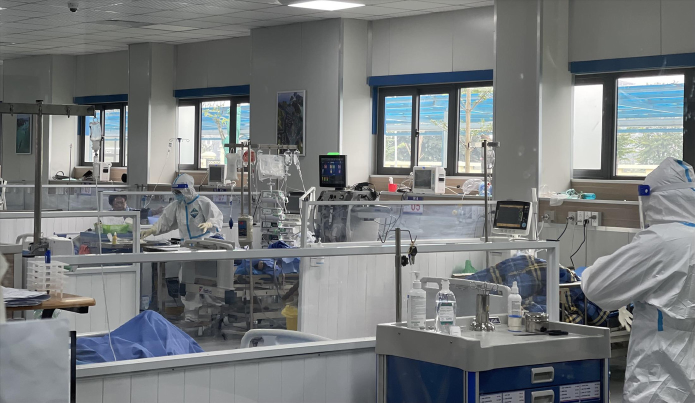 Điều trị bệnh nhân tại BV Điều trị người bệnh COVID-19. Ảnh: Thái Hà