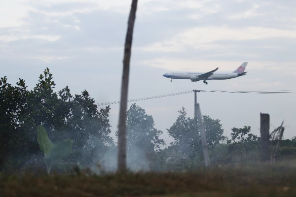 Khói nghi ngút trời từ những đống rơm rạ gây ô nhiễm và khiến máy bay bị khuất tầm nhìn, uy hiếp an toàn