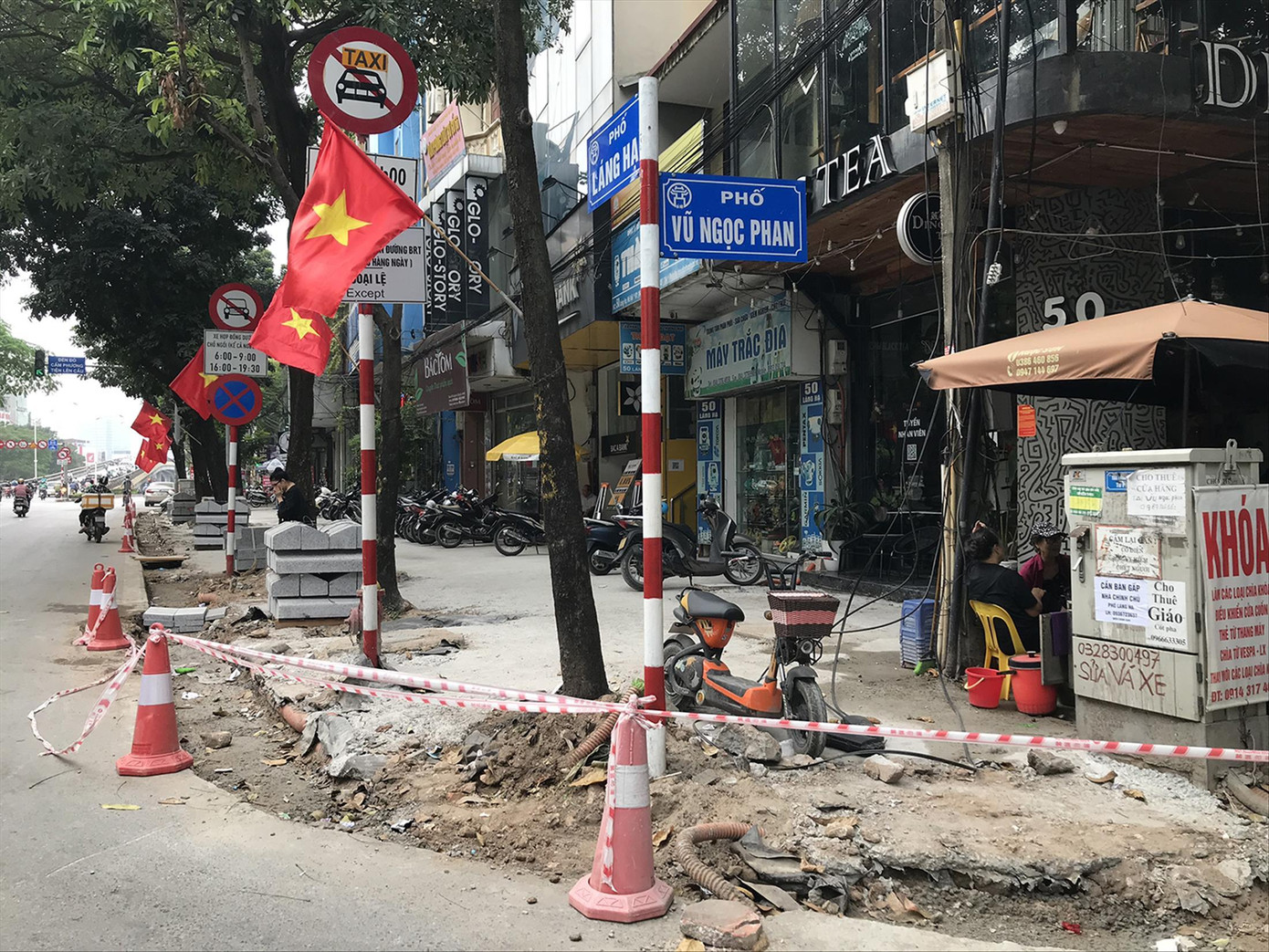 Phố Láng Hạ đang được chỉnh trang, thay mới vỉa hè