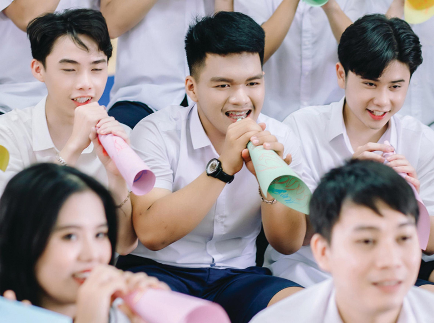 Trương Khánh Hưng (giữa, hàng thứ 2) luôn được bạn bè quý mến. Ảnh: NVCC Trương Khánh Hưng (giữa, hàng thứ 2) luôn được bạn bè quý mến. Ảnh: NVCC