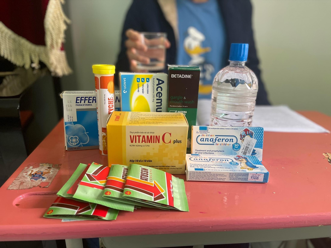 Một số loại thuốc thường được người dân chuẩn bị. Ảnh: Thái Hà