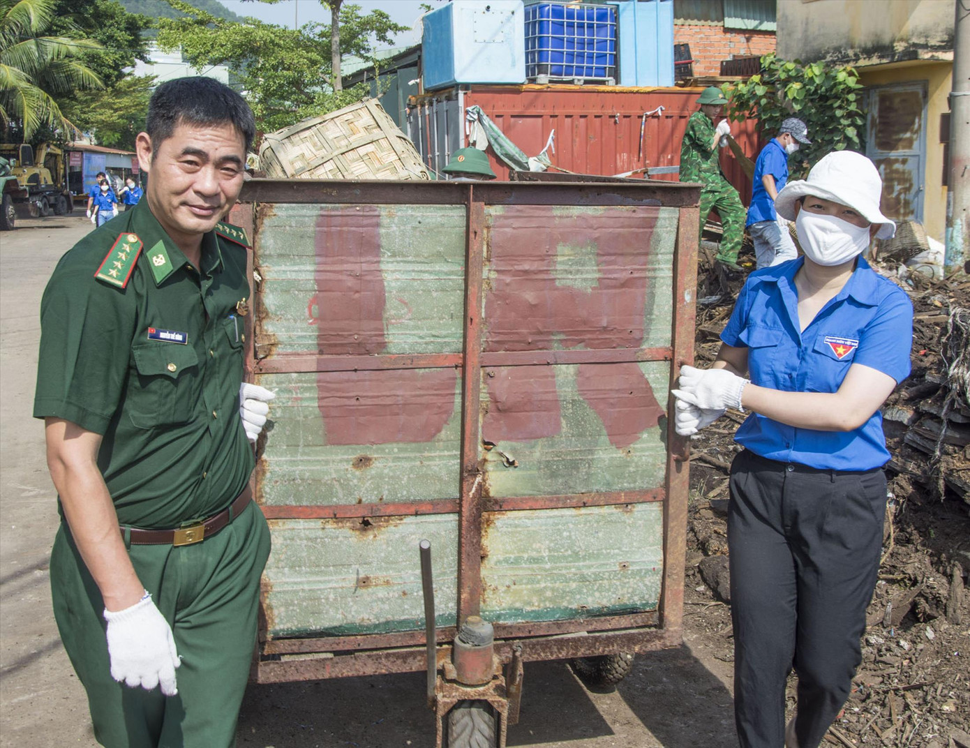 Đại úy Nguyễn Thế Dũng, Chính trị viên phó Đồn Biên phòng Bến Đá đi nhặt rác cùng đoàn viên thanh niên, chia sẻ thông điệp bảo vệ môi trường. Ảnh: Văn Chương