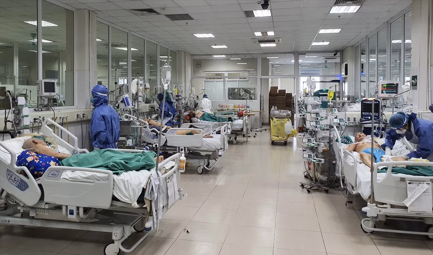 Bệnh nhân nặng điều trị tại Bệnh viện Bệnh Nhiệt đới Trung ương. Ảnh: Hà Minh