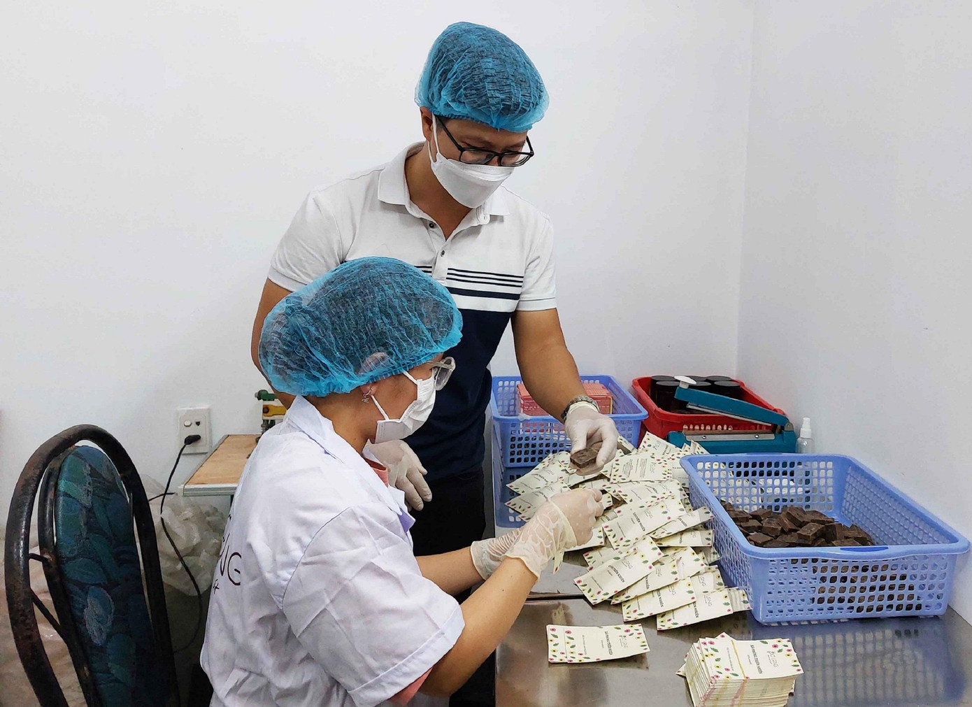 Anh Đinh Huy Thắng kiểm tra sản phẩm