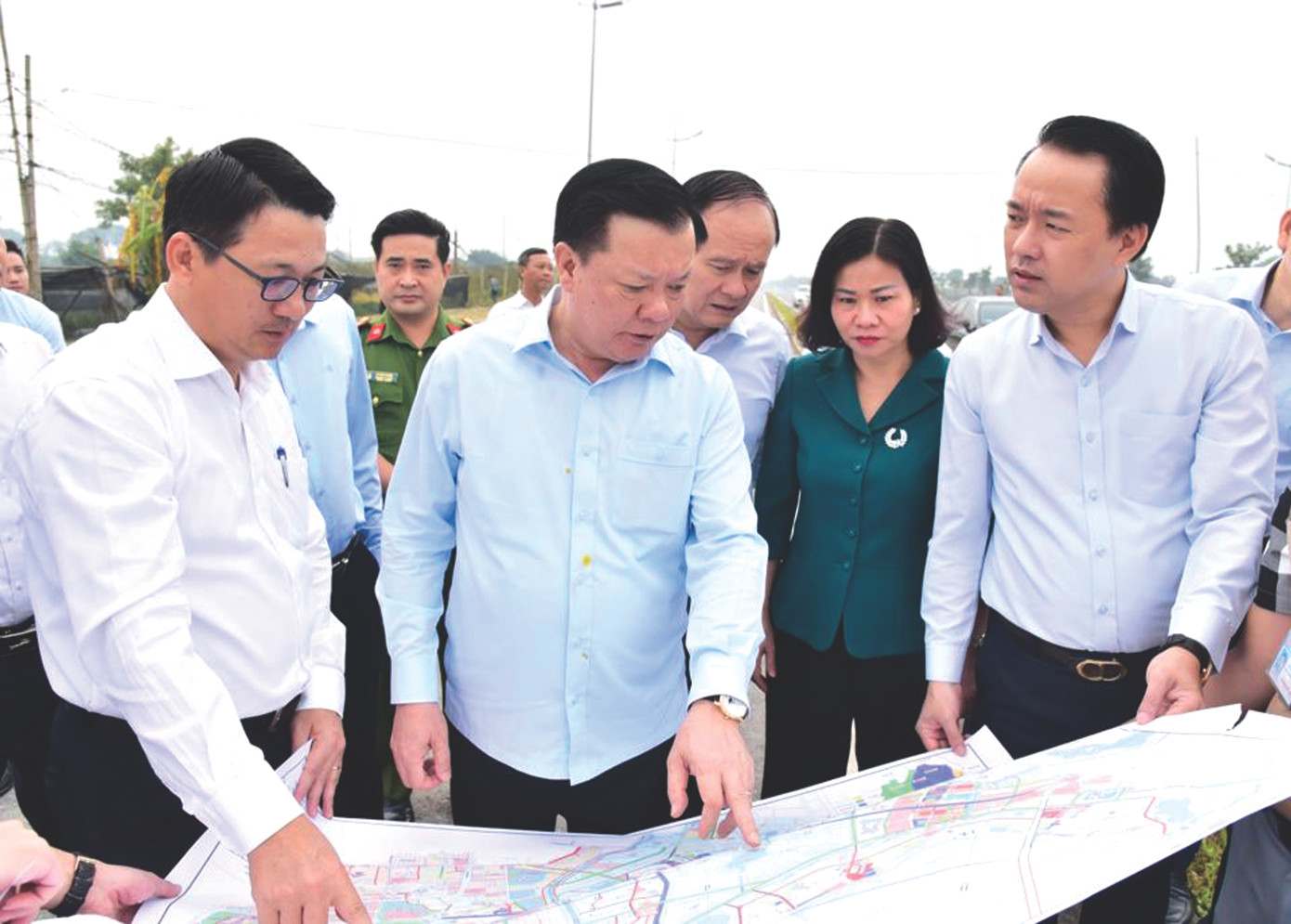 Bí thư Thành ủy Hà Nội Đinh Tiến Dũng (đứng giữa, hàng đầu) cùng Bí thư Quận ủy Vũ Hà (đứng bên trái), Chủ tịch UBND quận Bắc Từ Liêm Lưu Ngọc Hà (đứng bên phải) và đoàn công tác của Thành ủy Hà Nội khảo sát thực tế các dự án trọng điểm trên địa bàn quận Bí thư Thành ủy Hà Nội Đinh Tiến Dũng (đứng giữa, hàng đầu) cùng Bí thư Quận ủy Vũ Hà (đứng bên trái), Chủ tịch UBND quận Bắc Từ Liêm Lưu Ngọc Hà (đứng bên phải) và đoàn công tác của Thành ủy Hà Nội khảo sát thực tế các dự án trọng điểm trên địa bàn quận