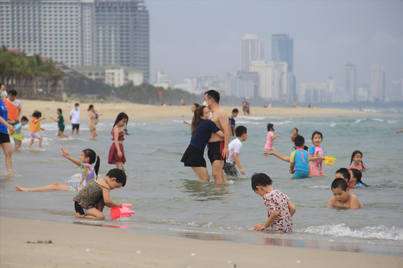 Biển Đà Nẵng không chỉ có tắm và vui chơi đơn thuần mà sẽ đầy ắp các hoạt động hấp dẫn từ sáng tới đêm. Ảnh: T.T.