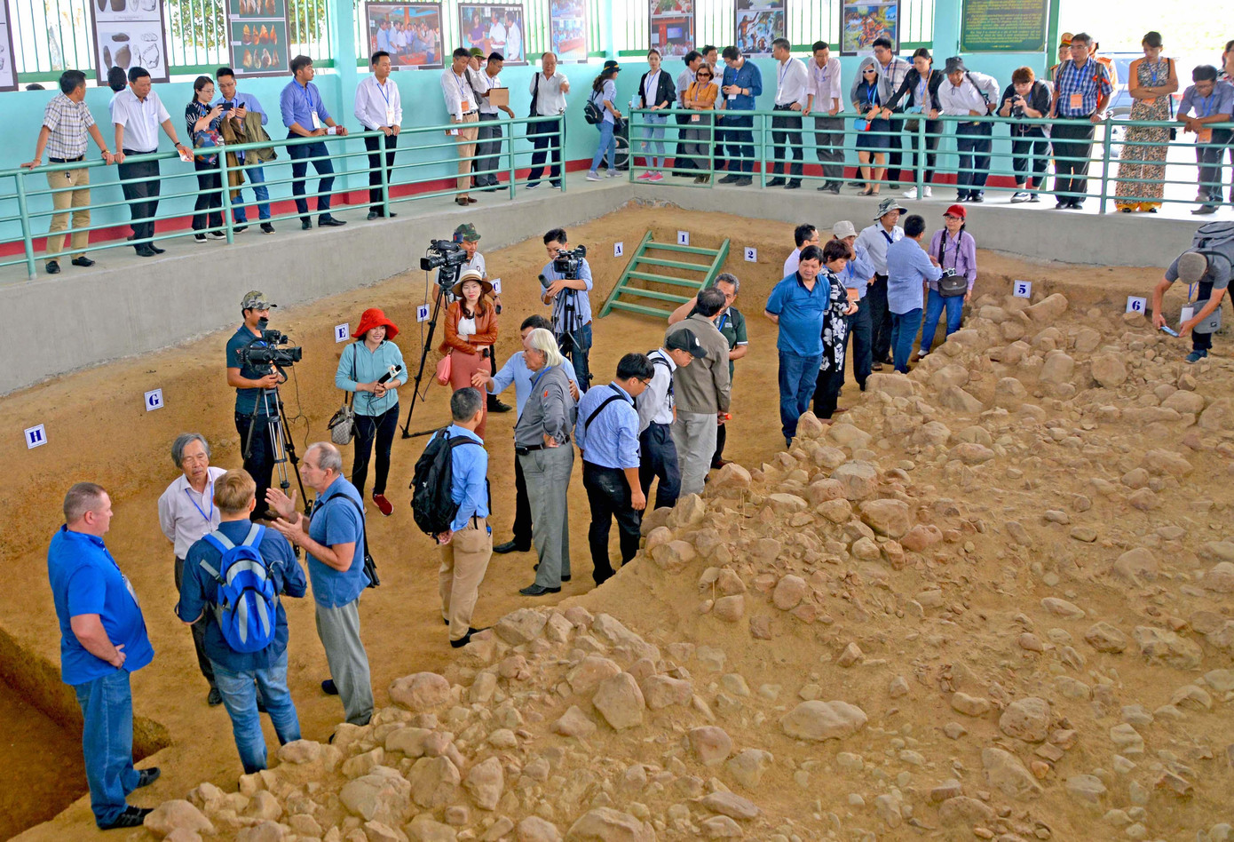 Các di tích được tìm thấy đã được lợp mái bảo vệ cẩn thận Các di tích được tìm thấy đã được lợp mái bảo vệ cẩn thận