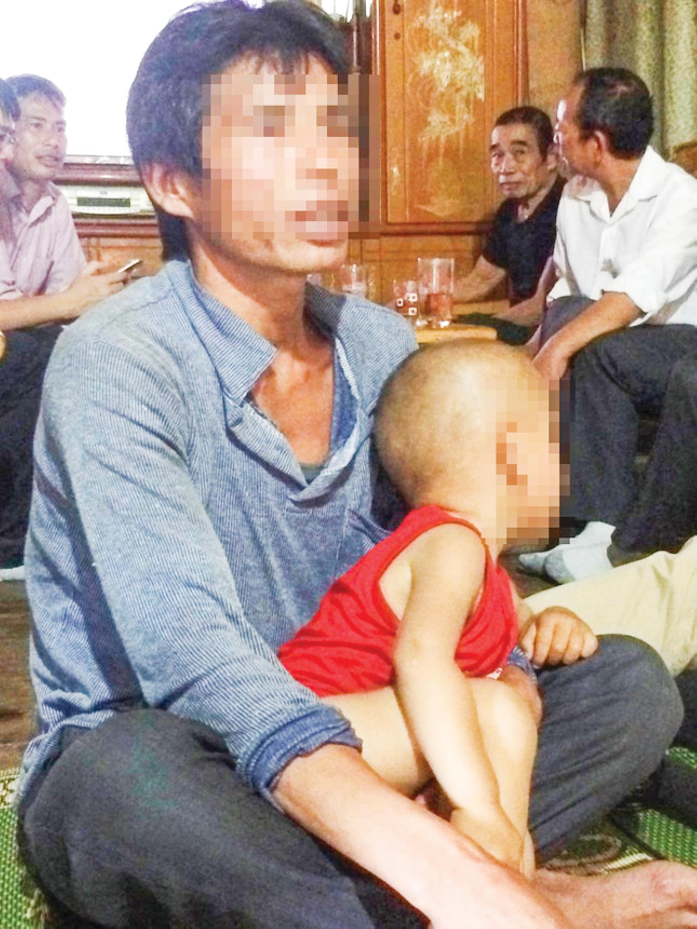 Anh Nguyên ôm con trong nỗi day dứt tột cùng Anh Nguyên ôm con trong nỗi day dứt tột cùng