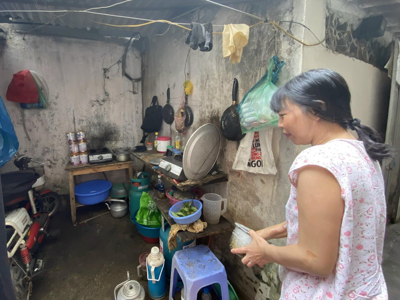 Người nghèo chật vật trong cơn “bão” giá khi nhiều hàng hóa tăng theo giá xăng dầu. Ảnh: Việt Linh Người nghèo chật vật trong cơn “bão” giá khi nhiều hàng hóa tăng theo giá xăng dầu. Ảnh: Việt Linh