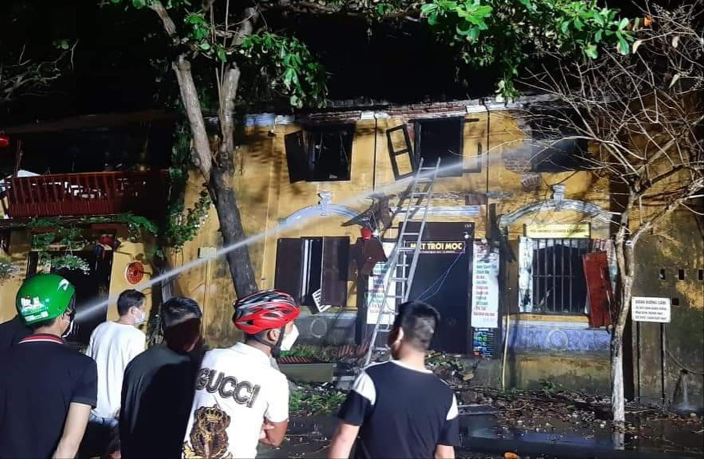 Hỏa hoạn thiêu rụi toàn bộ tầng 2 ngôi nhà số 134 Nguyễn Thái Học, Hội An Hỏa hoạn thiêu rụi toàn bộ tầng 2 ngôi nhà số 134 Nguyễn Thái Học, Hội An