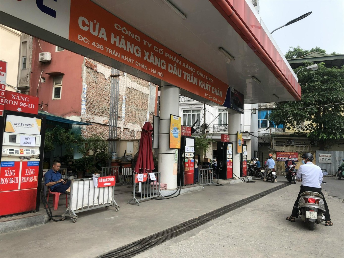 Cuối tuần qua, nhiều cây xăng ở quận Hai Bà Trưng treo biển hết hàng, bán nhỏ giọt. Ảnh: Nguyễn Bằng Cuối tuần qua, nhiều cây xăng ở quận Hai Bà Trưng treo biển hết hàng, bán nhỏ giọt. Ảnh: Nguyễn Bằng