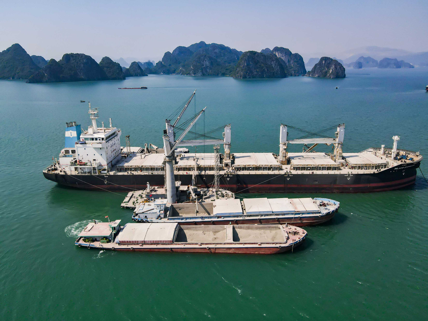 Hoạt động xuất khẩu xi măng rời sang thị trường Singapore hồi tháng 10/2022