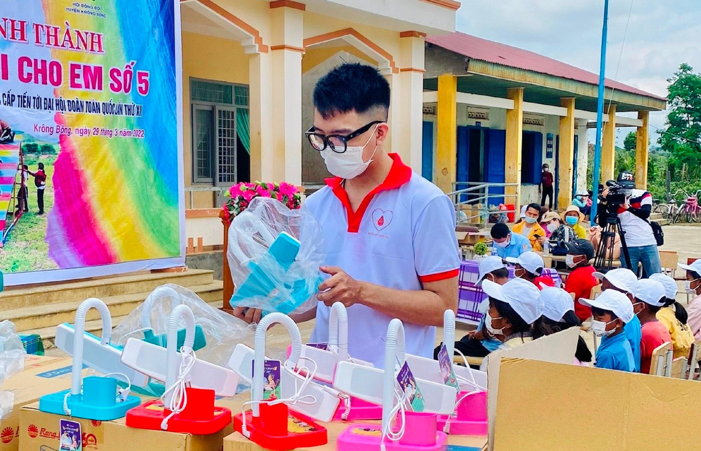 Huỳnh Đức chuẩn bị đèn học tặng các học sinh khó khăn