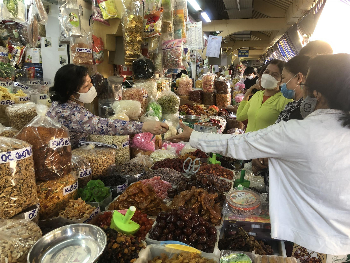 Hàng Tết tại chợ Bình Tây, TPHCM phong phú nhưng khá vắng khách mua. Ảnh: U.P