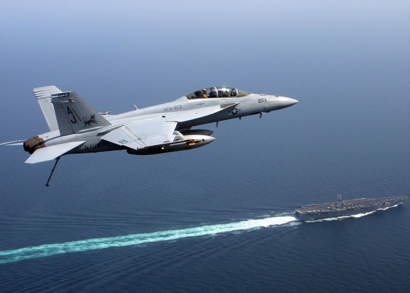 Một chiếc máy bay tiêm kích F/A 18 Super Hornet bay phía trên tàu sân bay USS Theodore Roosevelt. Ảnh: US Navy