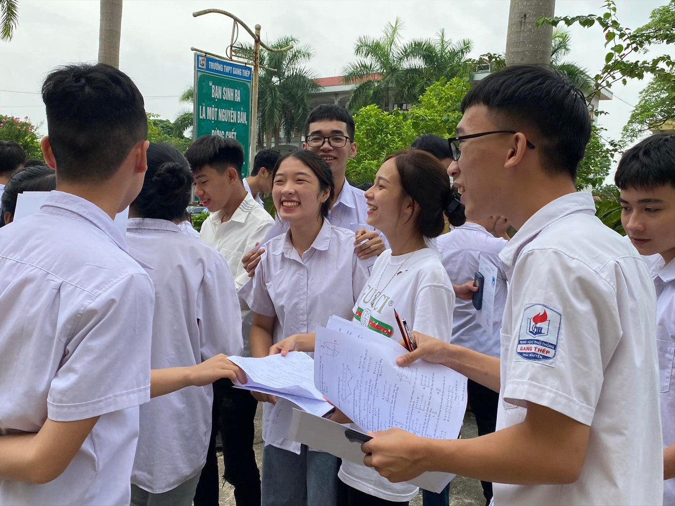 Sau mỗi môn thi, chờ kết quả. Ảnh: Quỳnh Anh