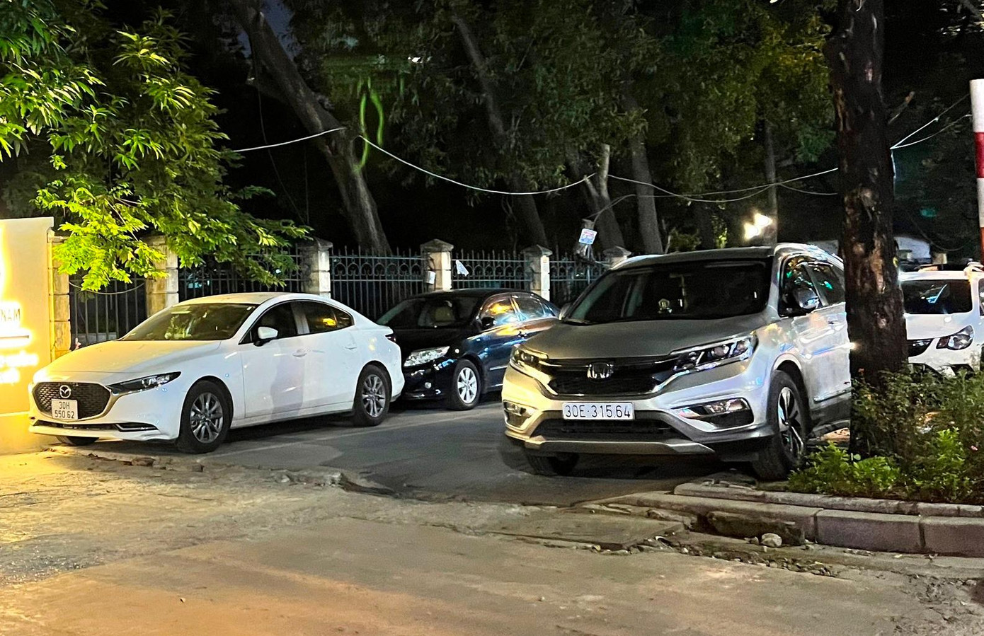 Ô tô đỗ thành 2 hàng nối dài trên vỉa hè phố Huỳnh Thúc Kháng từ sáng tới đêm