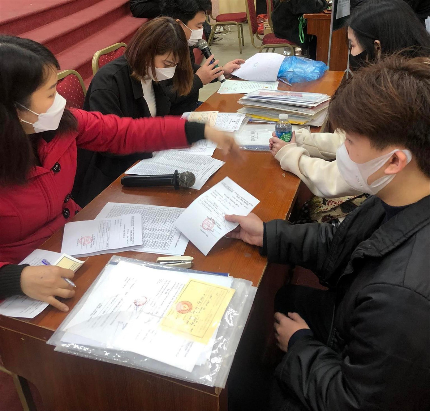 Sinh viên năm thứ nhất Trường ĐH Lâm nghiệp làm thủ tục nhập học hôm 13/2. Ảnh: Lê Hoàn