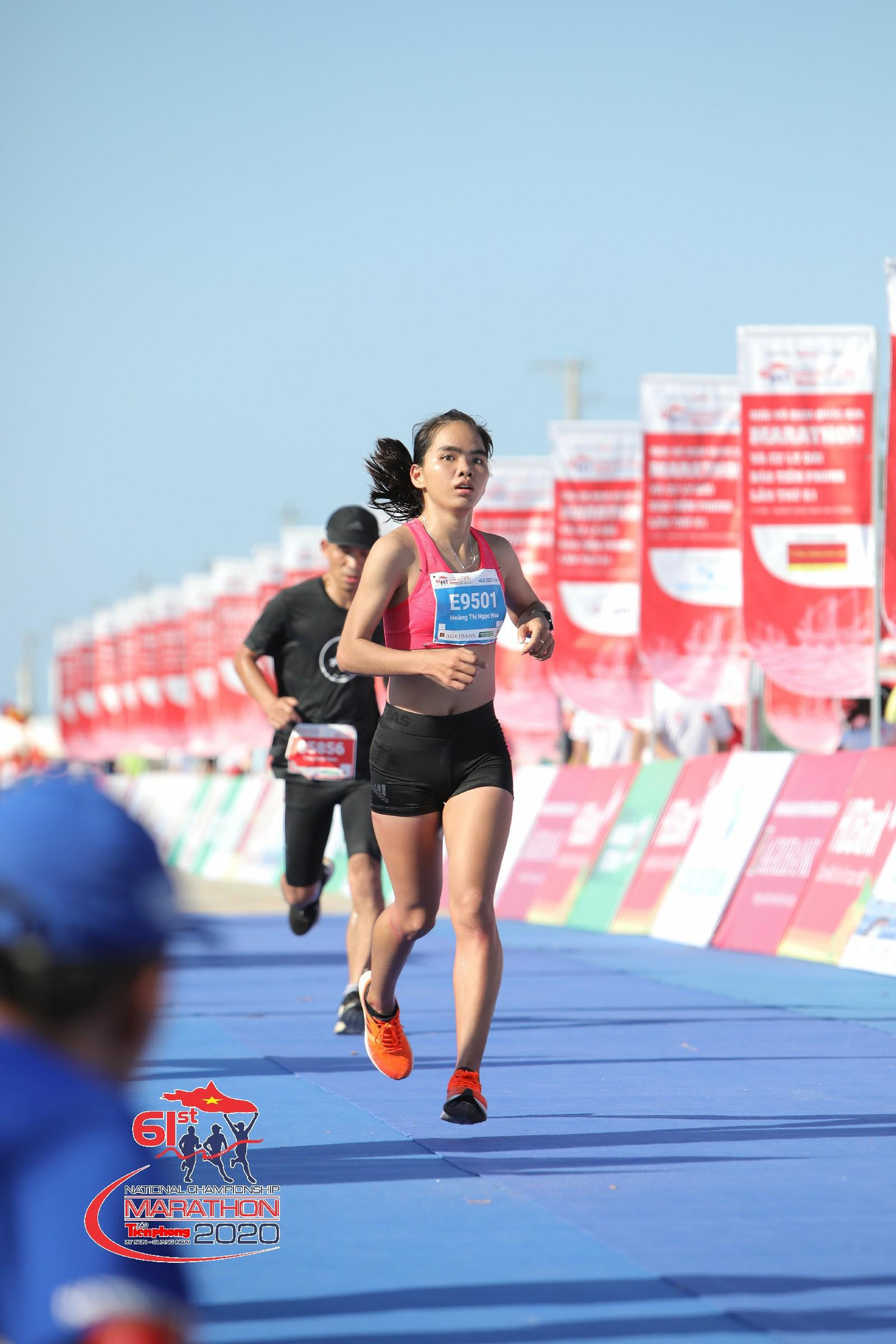 Ngọc Hoa trên đường chạy ở giải marathon vô địch quốc gia và cự ly dài báo Tiền Phong. Ảnh: TIỀN PHONG