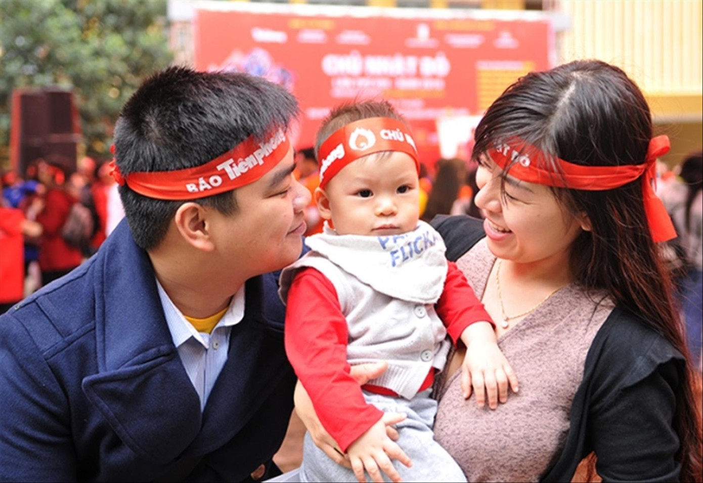 Đại úy Nguyễn Văn Nguyên (Học viện An ninh nhân dân) cùng vợ và con trai tại chương trình Chủ nhật Đỏ năm 2016. Ảnh: NVCC