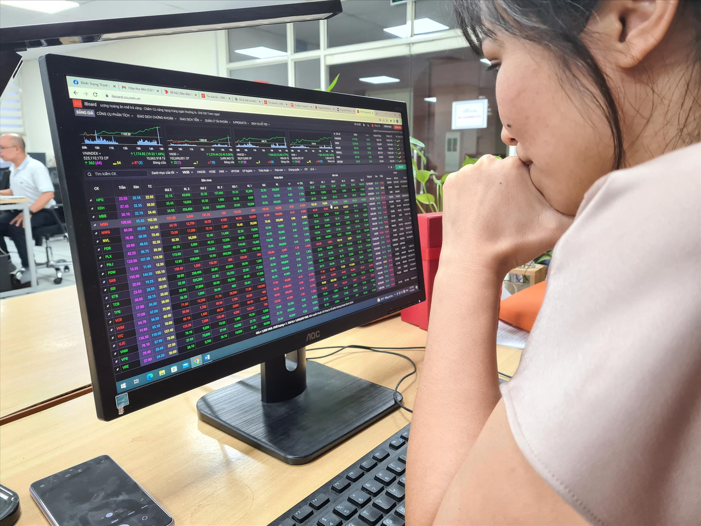 Nhiều nhà đầu tư chứng khoán bị mất tiền bởi những tin đồn thất thiệt về lãnh đạo các tập đoàn lớn. Ảnh: Hữu Việt