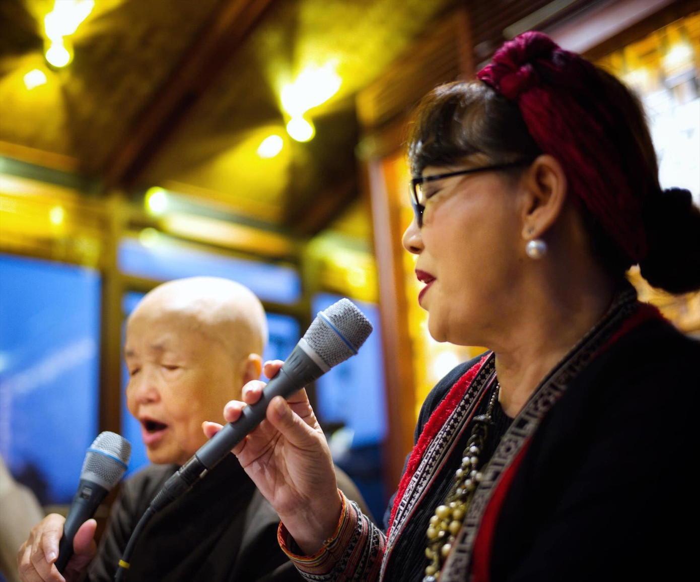 Sư cô Chân Không và ca sĩ Trịnh Vĩnh Trinh cùng hát nhạc Trịnh. Ảnh: Tư liệu Sư cô Chân Không và ca sĩ Trịnh Vĩnh Trinh cùng hát nhạc Trịnh. Ảnh: Tư liệu