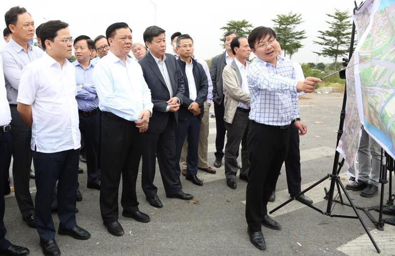 Bí thư Thành ủy Hà Nội Đinh Tiến Dũng (thứ 2 hàng đầu từ trái sang) cùng đoàn khảo sát của TP Hà Nội, trong đó có Giám đốc Sở GTVT Hà Nội Nguyễn Phi Thường (thứ 4, hàng đầu từ trái sang) thị sát, kiểm tra mặt bằng dự án đường Vành đai 4 tháng 11/2022 Bí thư Thành ủy Hà Nội Đinh Tiến Dũng (thứ 2 hàng đầu từ trái sang) cùng đoàn khảo sát của TP Hà Nội, trong đó có Giám đốc Sở GTVT Hà Nội Nguyễn Phi Thường (thứ 4, hàng đầu từ trái sang) thị sát, kiểm tra mặt bằng dự án đường Vành đai 4 tháng 11/2022