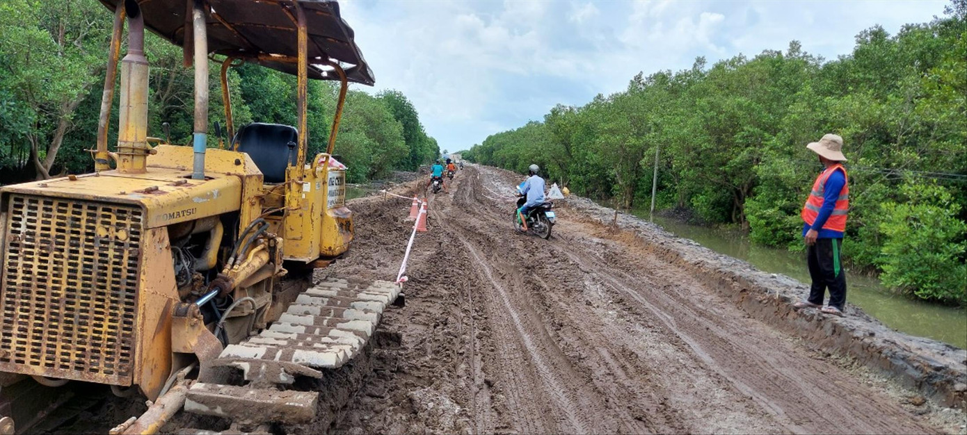 Mặt đường lầy lội không đảm bảo an toàn giao thông