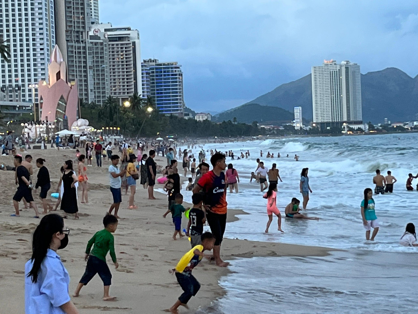 Biển Nha Trang thu hút đông đảo du khách. Ảnh: Công hoan