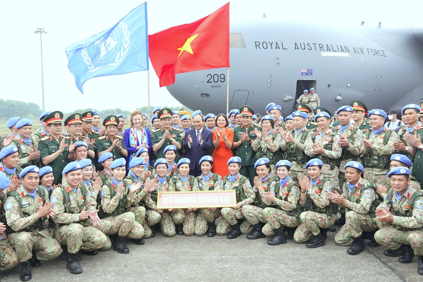 Lãnh đạo Đảng, Nhà nước, Quân đội và quan khách quốc tế ra sân bay Nội Bài tiễn lực lượng mũ nồi xanh Việt Nam đi làm nhiệm vụ GGHB LHQ. Ảnh: Nguyễn Minh Lãnh đạo Đảng, Nhà nước, Quân đội và quan khách quốc tế ra sân bay Nội Bài tiễn lực lượng mũ nồi xanh Việt Nam đi làm nhiệm vụ GGHB LHQ. Ảnh: Nguyễn Minh