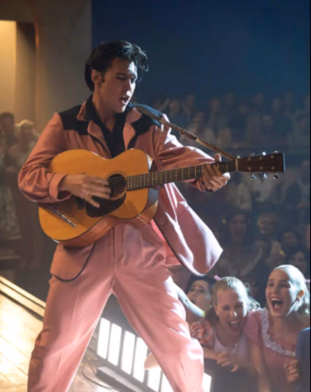 Elvis Presley ngoài đời và qua sự thể hiện của Austin Butler trong phim Elvis Presley ngoài đời và qua sự thể hiện của Austin Butler trong phim