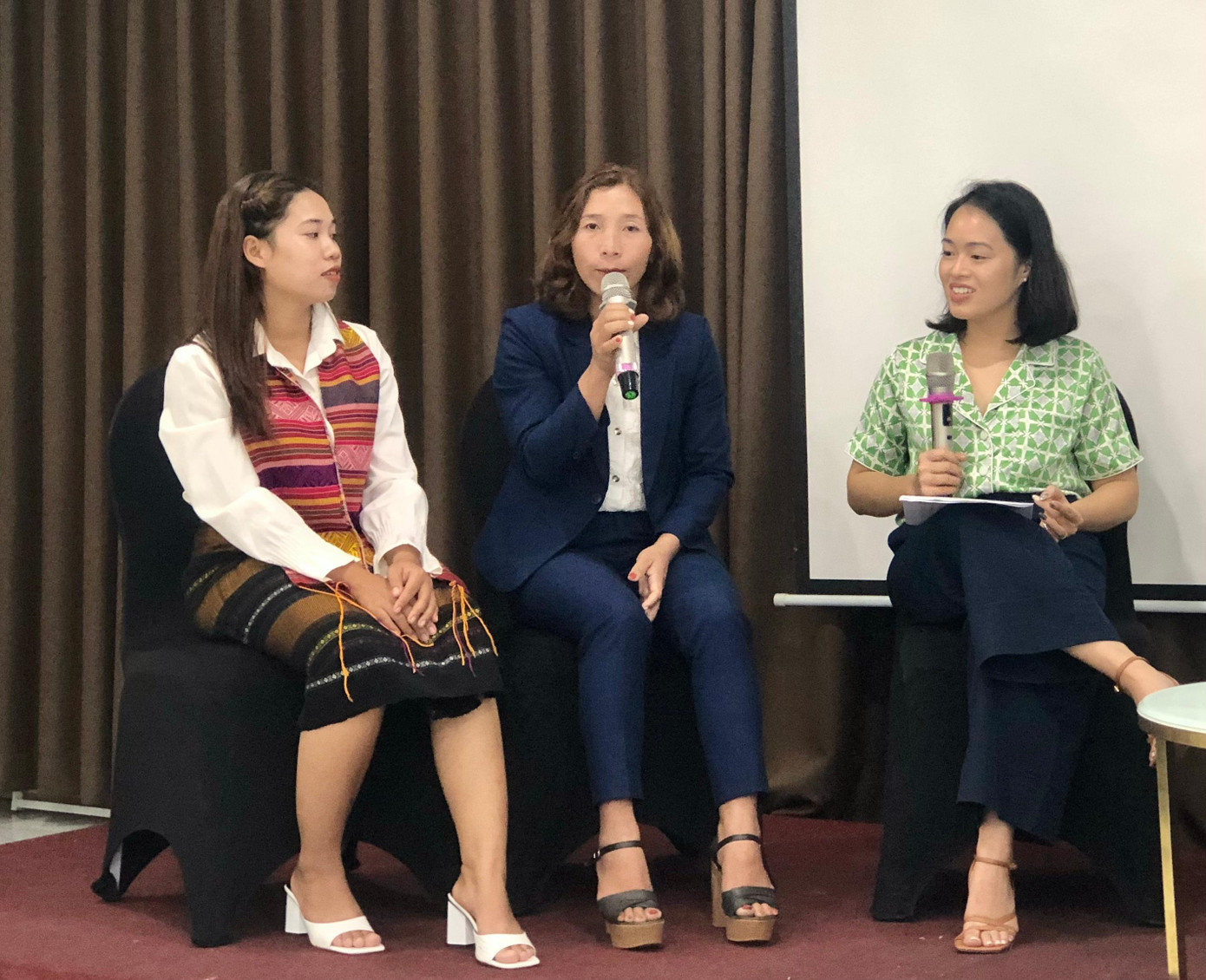 Chị K’Luyen (giữa) và chị Hồ Thị Nhớ (bìa trái) ngày 17/10 chia sẻ với phóng viên về mô hình tín dụng “đỏ”. Ảnh: Nguyệt Hà Chị K’Luyen (giữa) và chị Hồ Thị Nhớ (bìa trái) ngày 17/10 chia sẻ với phóng viên về mô hình tín dụng “đỏ”. Ảnh: Nguyệt Hà