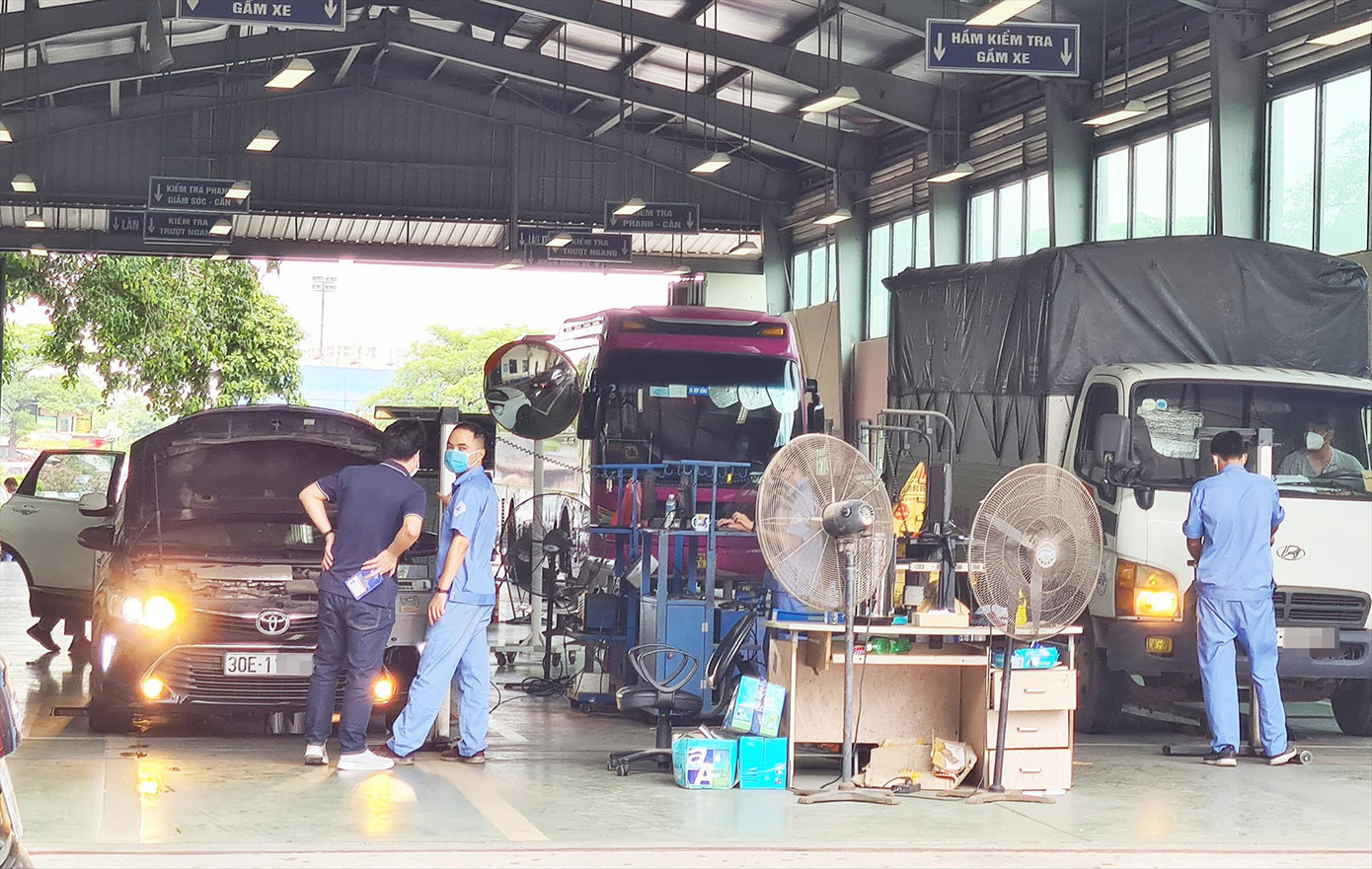 Nhiều chủ xe lắp thêm các phụ kiện làm đẹp cho xe đang gặp rắc rối khi đi đăng kiểm. Ảnh minh hoạ: Phạm Thanh