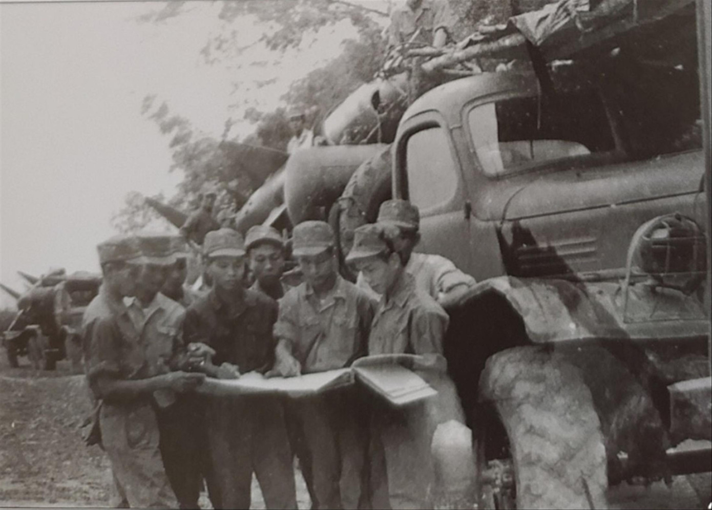 Trung đoàn tên lửa 238 hành quân vào tuyến lửa Vĩnh Linh để đánh B-52. Ảnh: T.L