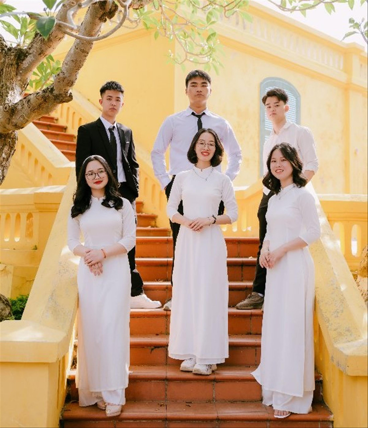 Nguyễn Xuân Bách (hàng sau, đứng giữa) và các bạn